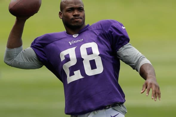 El jugador de la NFL enfrenta cargos por presuntamente lastimar a un menor en su casa en el Condado Montgomery.