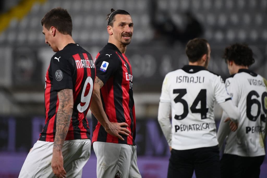 El Milan de Zlatan pierde ante Spezia y compromete el liderato | Los de Pioli cayeron 0-2 y le dejan abierta la posibilidad al Inter de arrebatarles la cima de la Serie A.