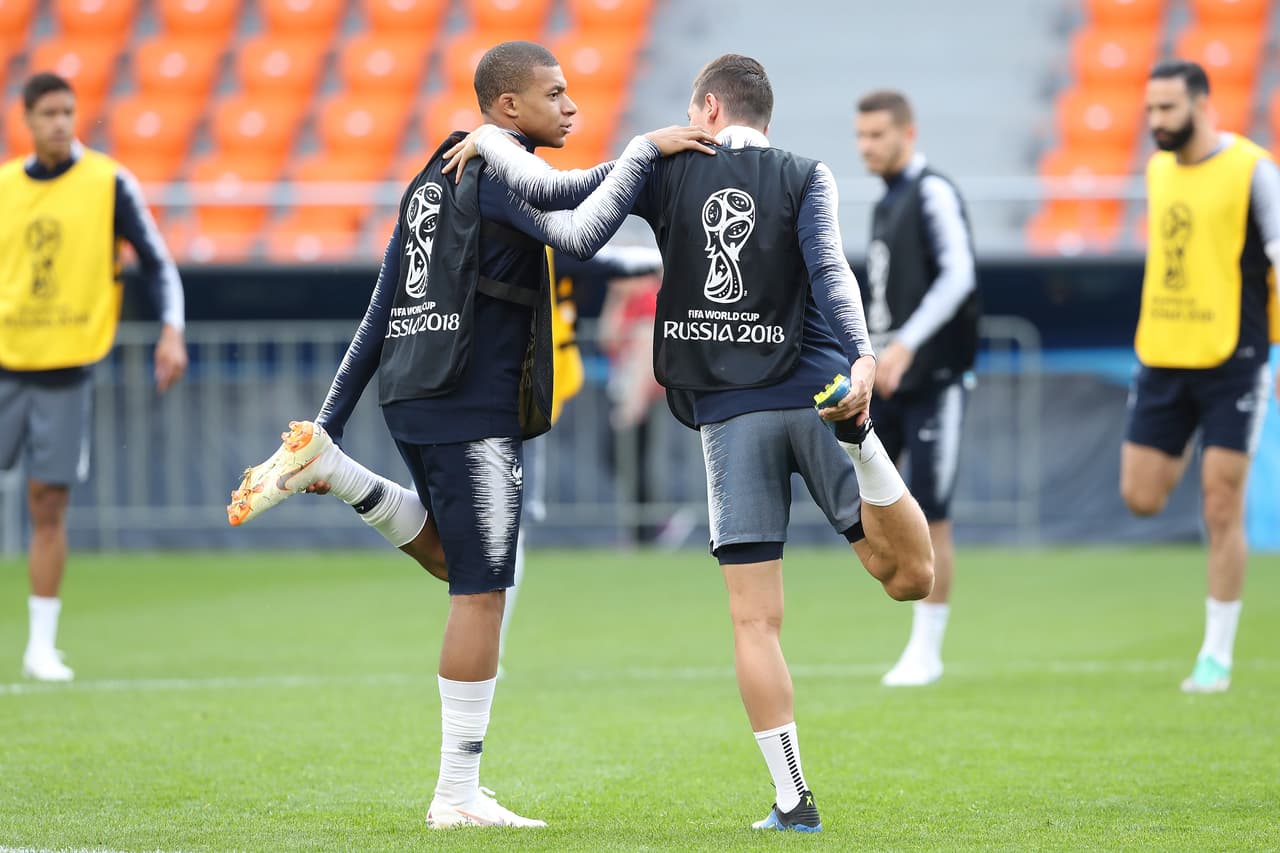 Aunque no lució ni tan fino ni tan peligroso ante Australia, el ariete del PSG Kylian Mbappé (izq), flexiona los músculos preparándose para llegar con mejor ritmo y puntería ante Perú.
