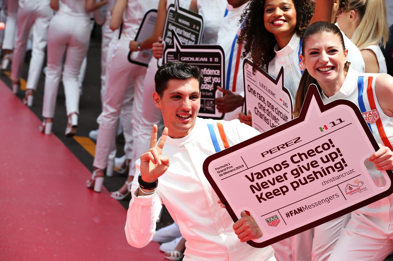 Uno de los detalles llamativos de la jornada fueron los mensajes a los pilotos, uno de ellos dirigido al mexicano Sergio Pérez.