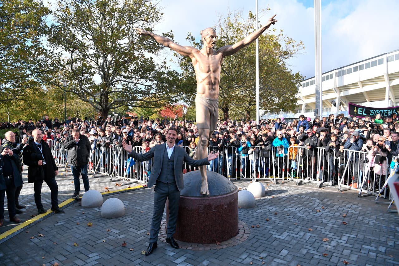 La estatua de Zlatan Ibrahimovic fue develada este martes en Malmo, Suecia, ciudad natal del astro.