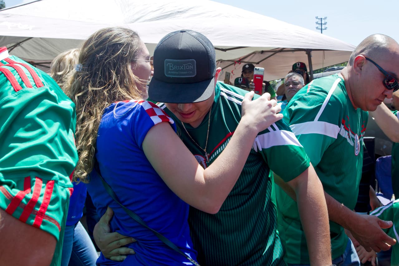 Con sombreros, maquillaje, máscaras y sobre todo, mucha actitud y mucha fiesta, la afición mexicana de Los Angeles apoyó de gran manera al TRI en su partido ante Croacia.