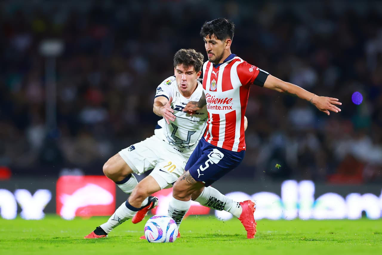 Días antes, en el juego de Jornada 17, Pumas recibió a Chivas en CU y el VAR otorgó un penal a Alexis Vega, entonces jugador del Rebaño, por una mano similiar en el área. A pesar de la decisión, los universitarios ganaron el juego 1-0. Sin embargo, pocos se imaginaron que la misma jugada se juzgaría totalmente diferente en la Ida de Cuartos de Final.