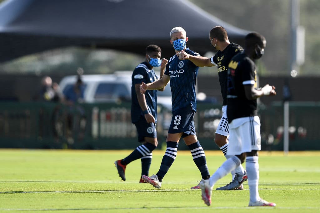 El cubrebocas es una de las medidas sanitarias más socorridas en el regreso de las ligas de futbol a nivel mundial tras la pandemia.