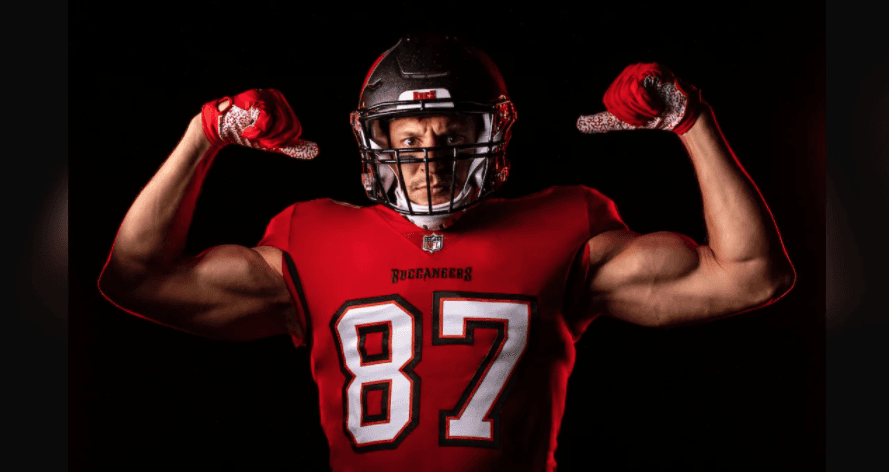 Con su número 87, así posó Rob Gownkowski con el uniforme de los Bucs por primera vez.