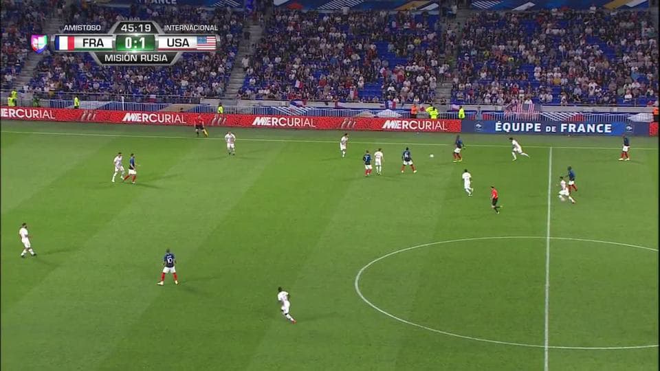 Tiro desviado de Benjamin Mendy