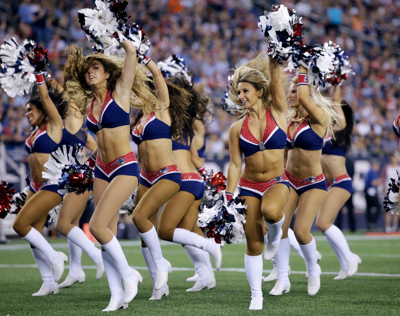 Las porristas de New England Patriots brillarán por segundo año consecutivo con su físico atlético, alegría y seductoras coreografías para darle apoyo al vigente campeón del Super Bowl.