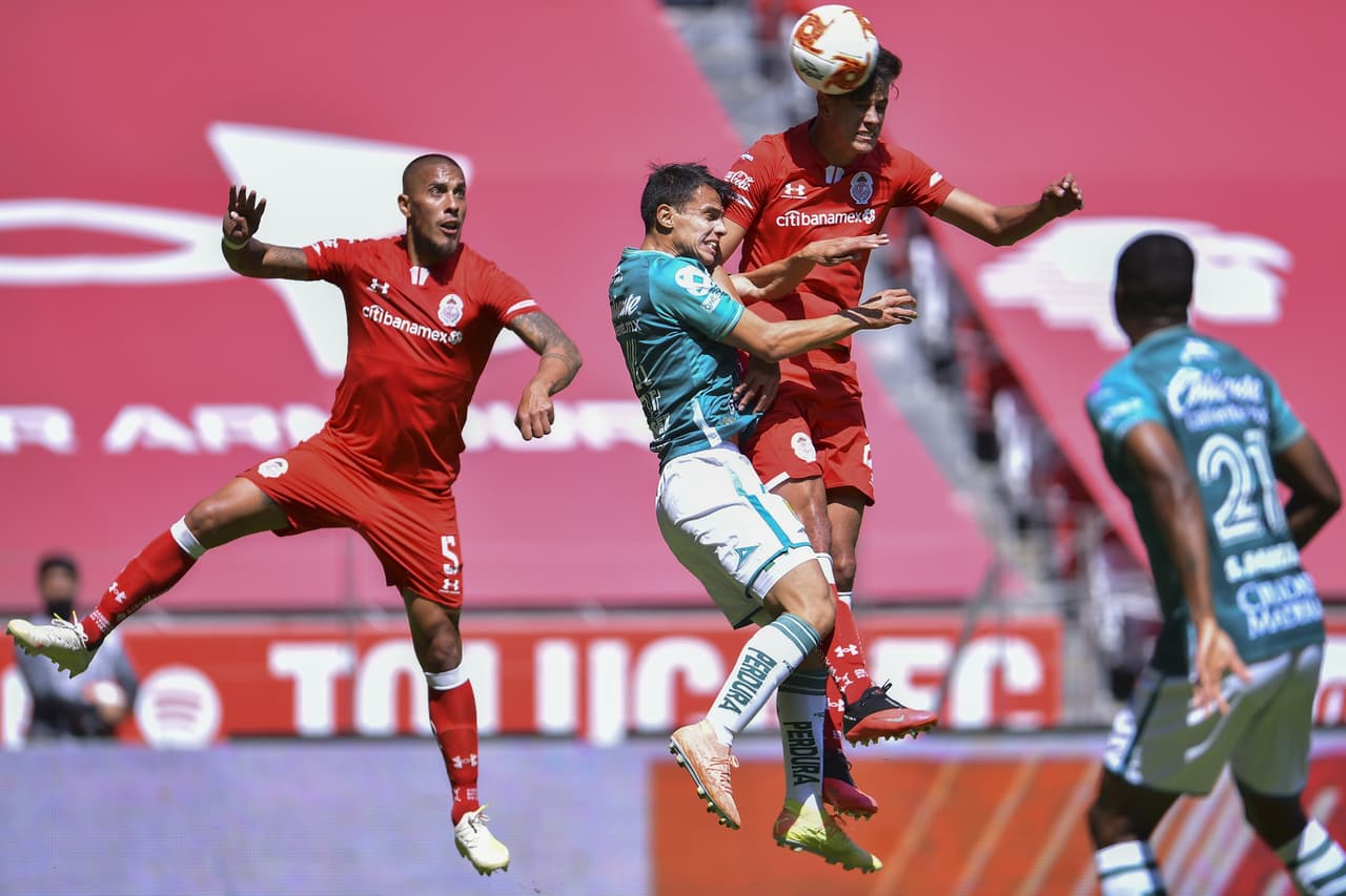 Toluca y León reparten puntos tras empate en el Nemesio Diez 1-1. José David Ramírez abrió el marcador al minuto 21 pero le sigió Michael Estrada de los 'Diablos' para igualar marcador y, tras una tarjeta roja, Canelo anotaba penal, pero al minuto 73, el León empataba con anotación de Luis Montes.