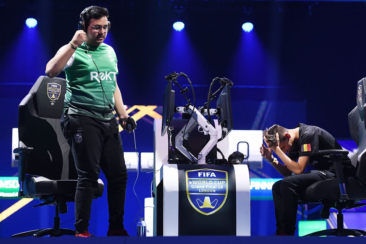 De los 20 millones de 'gamers' que tomaron parte de las eliminatorias, quedaron en la final el nuevo campeón Mossad Aldossary (izquierda), y el belga Stefano Pinna.