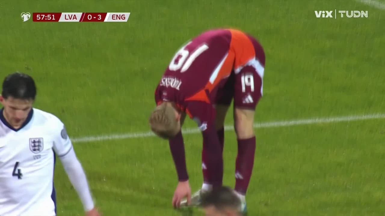 ¡AUTOGOL! Maksims Toņiševs desvía el balón y le da a Inglaterra el 4-0 sobre Letonia