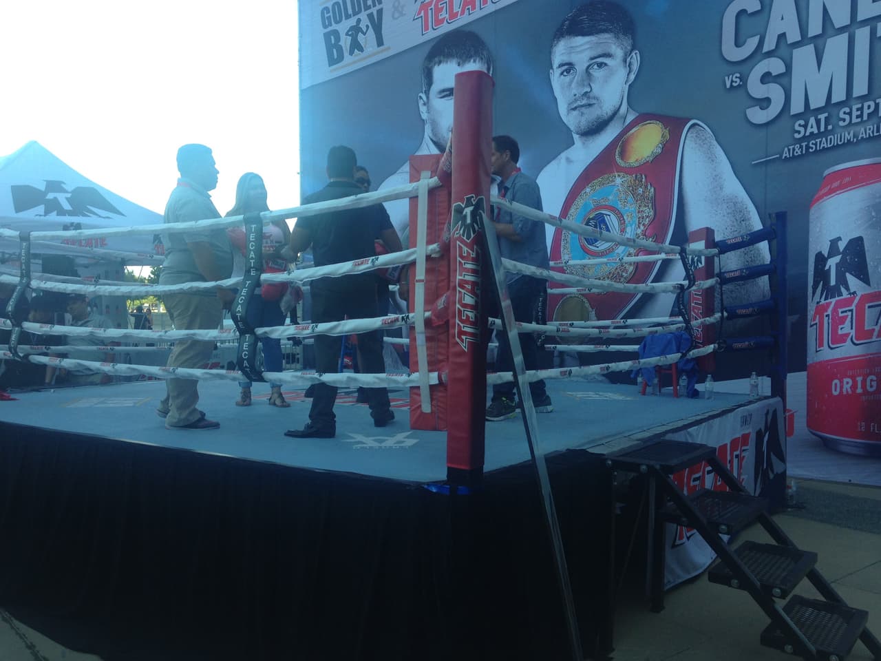 A las afueras del AT&T Center de Dallas se montó un ring para que los aficionados pasaran un momento divertido entre amigos y familiares.
