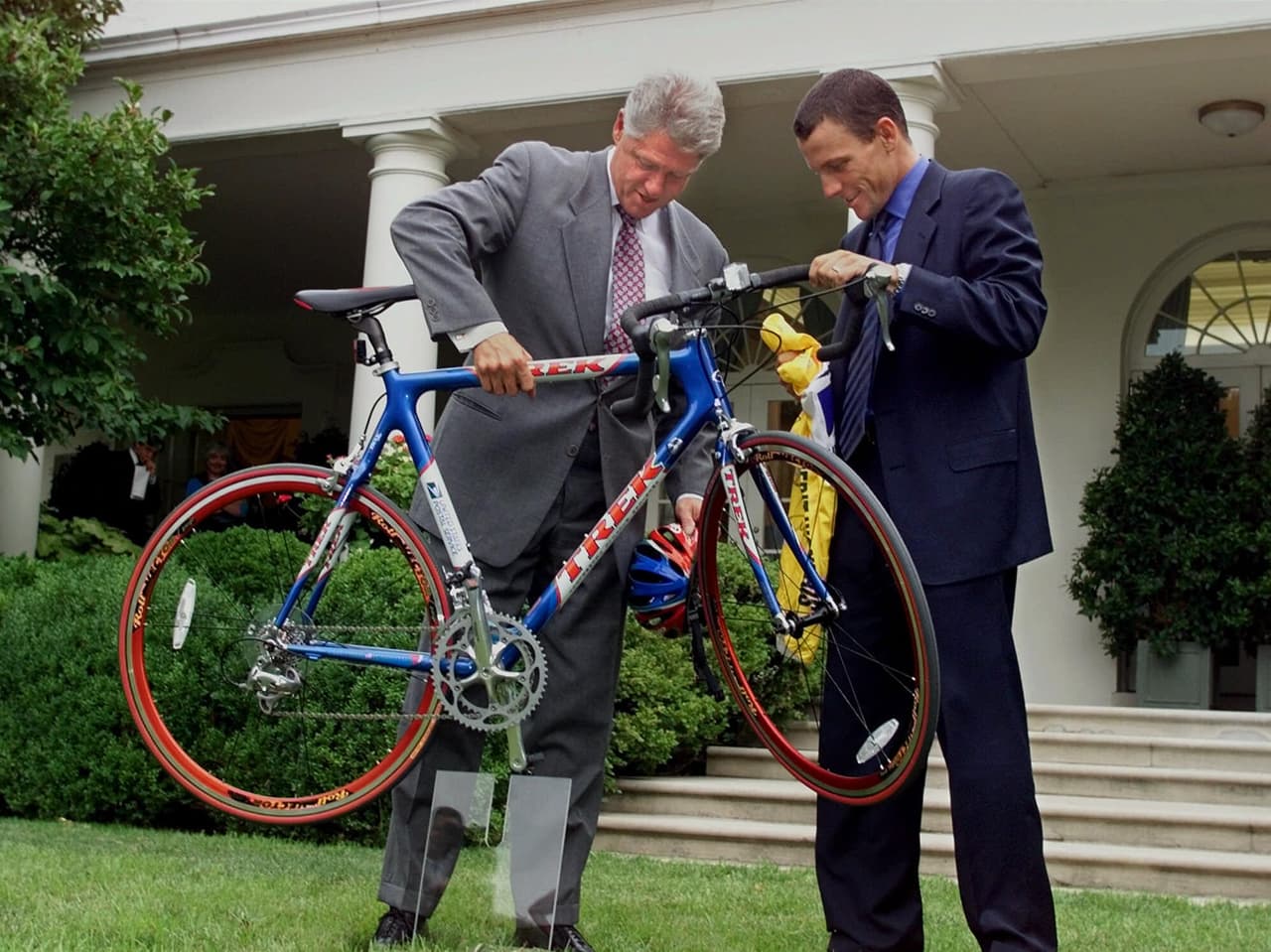 Armstrong se convirtió en una celebridad por fuera del deporte a nivel mundial, una leyenda viviente que más que un ídolo era un ícono.