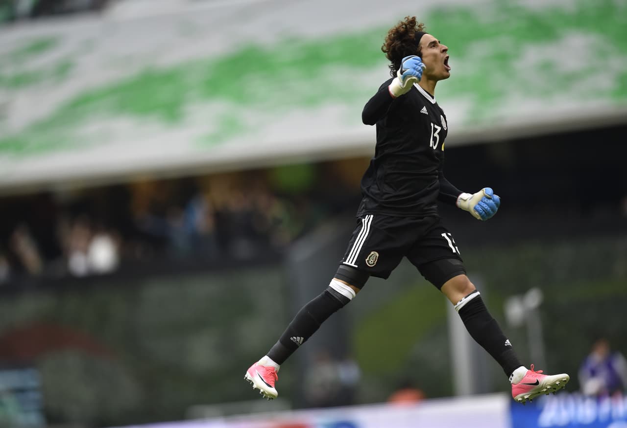 Guillermo Ochoa parece tener su puesto bien conservado como titular de México, situación que varía en el Standard Lieja en Bélgica, donde en ocasiones ha sido suplente.