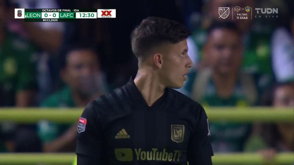 Tiro desviado de Carlos Vela