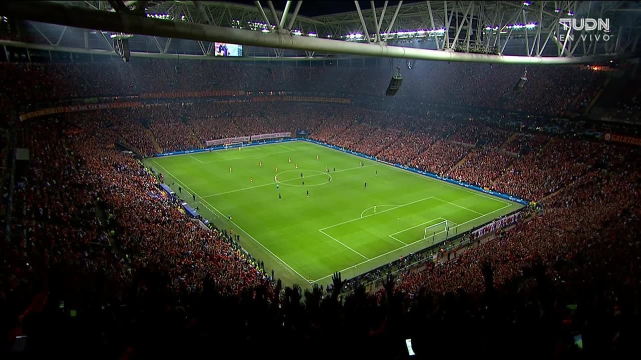 Arranca el partido y la pelota está en juego.