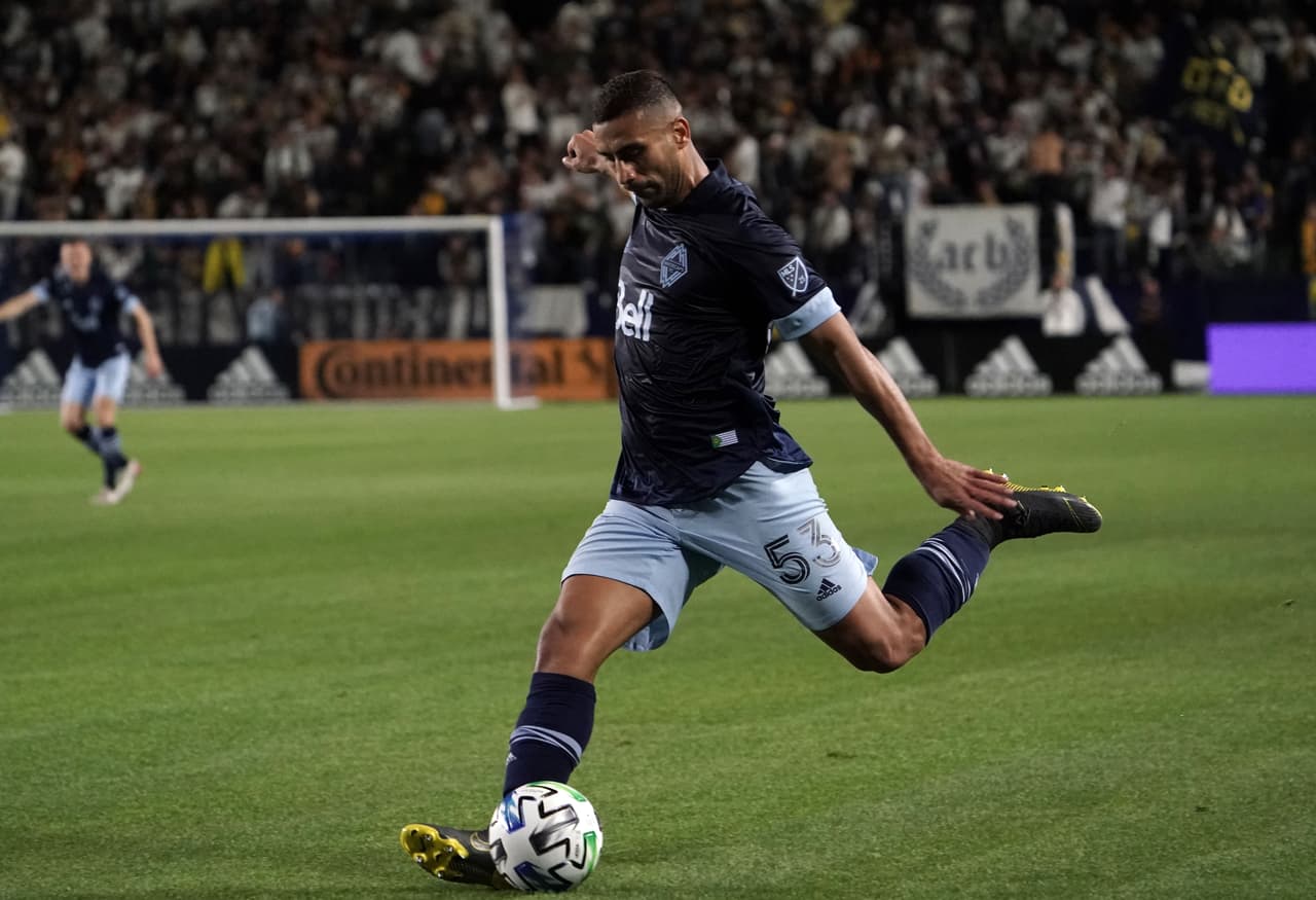 El iraquí Ali Adnan entregó la asistencia para el único gol de Vancouver Whitecaps, que el sábado por la noche superó como visitante a LA Galaxy por 1-0.