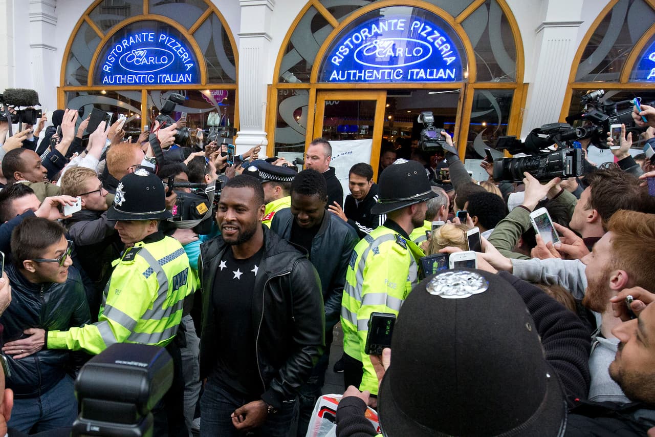El capitán Wes Morgan fue ovacionado por los seguidores de los 'Foxes' tanto a su entrada como salida del restaurante.