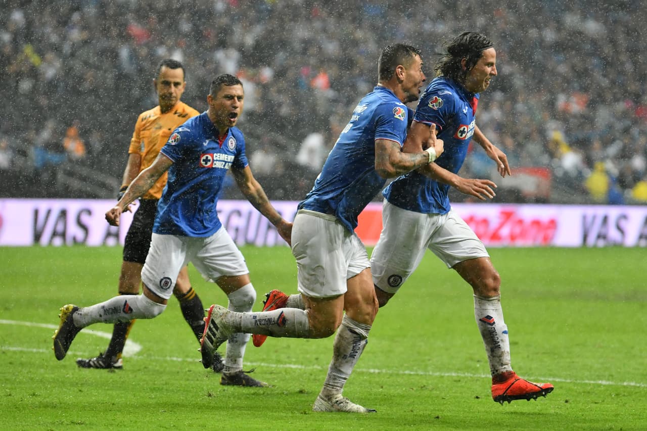 De forma casi inesperada llegó el 2-2 gracias al chileno Igor Lichnovski (derecha) al minuto 90'+1, otra vez por la vía aérea.