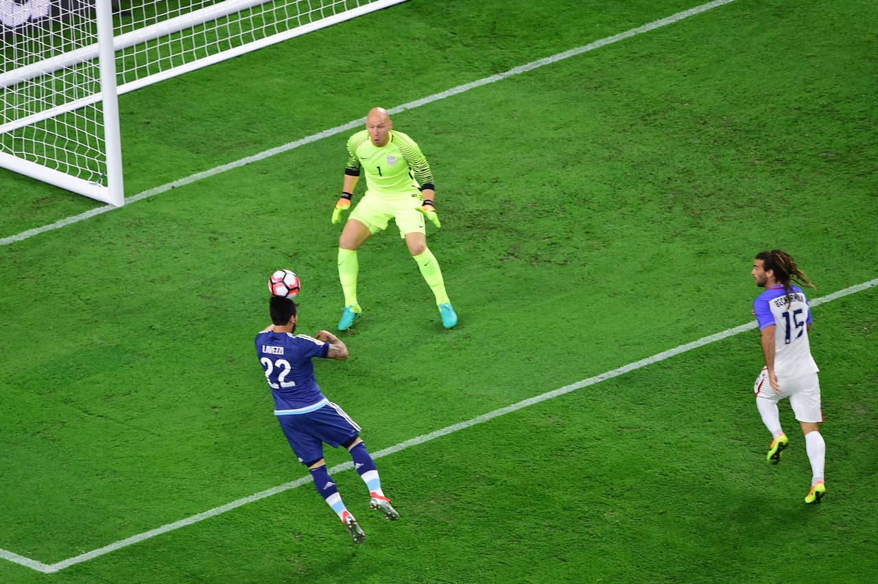 Ezequiel Lavezzi anota el primer gol de Argentina tras una gran asistencia de Lionel Messi.