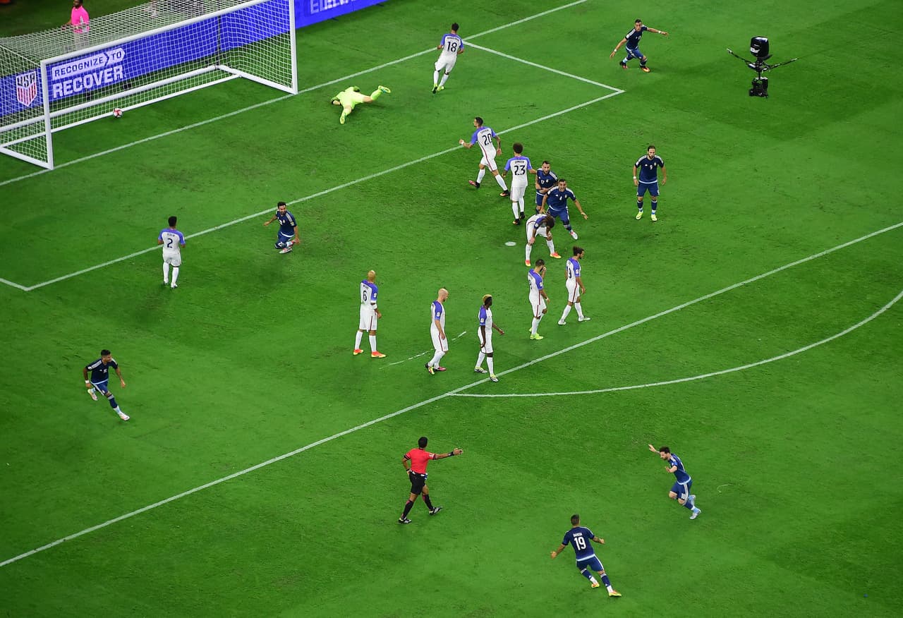 El tiro de Lionel Messi paralizó al equipo de Estados Unidos.