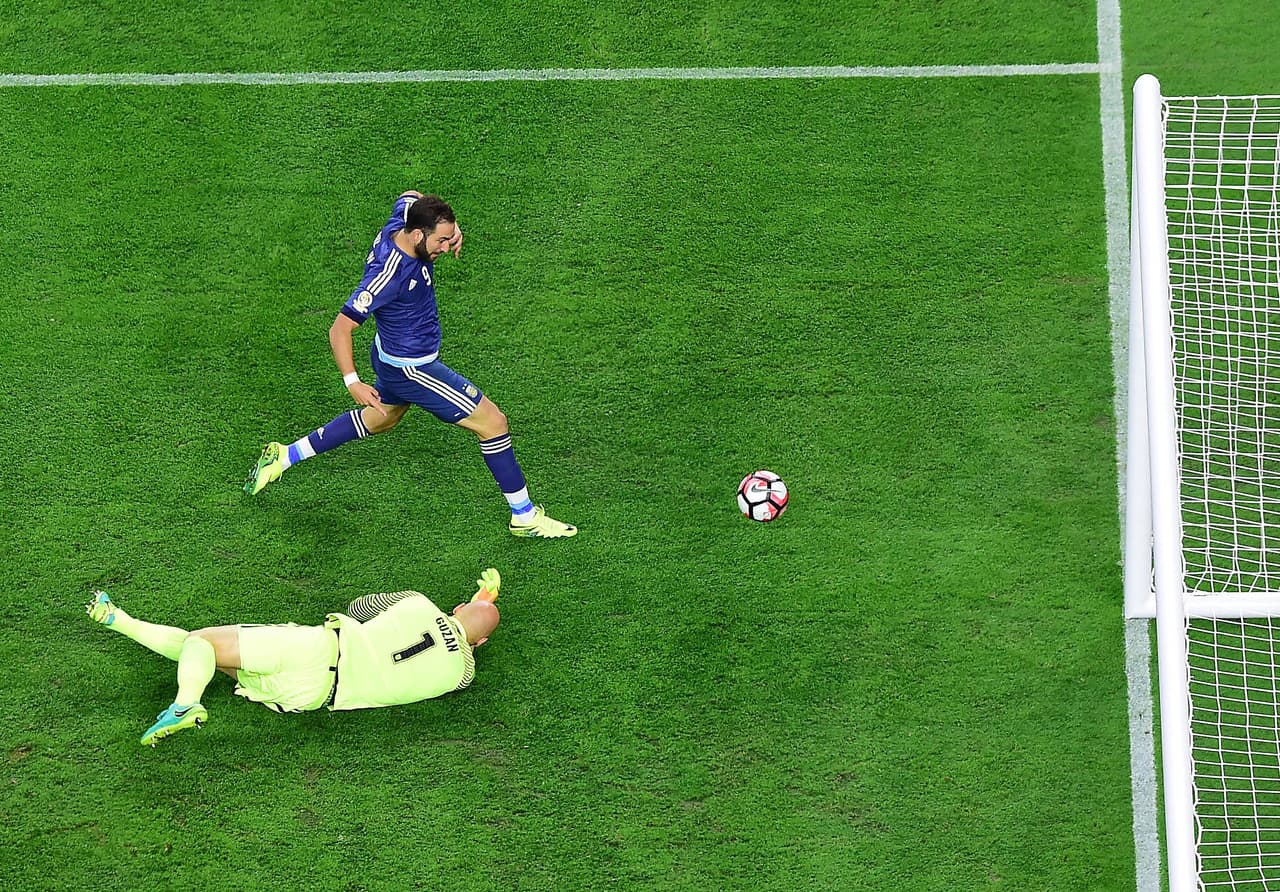 El tercero para Argentina, Gonzalo Higuaín anota con la derecha a quemarropa tras una terrible actuación de Brad Guzan.