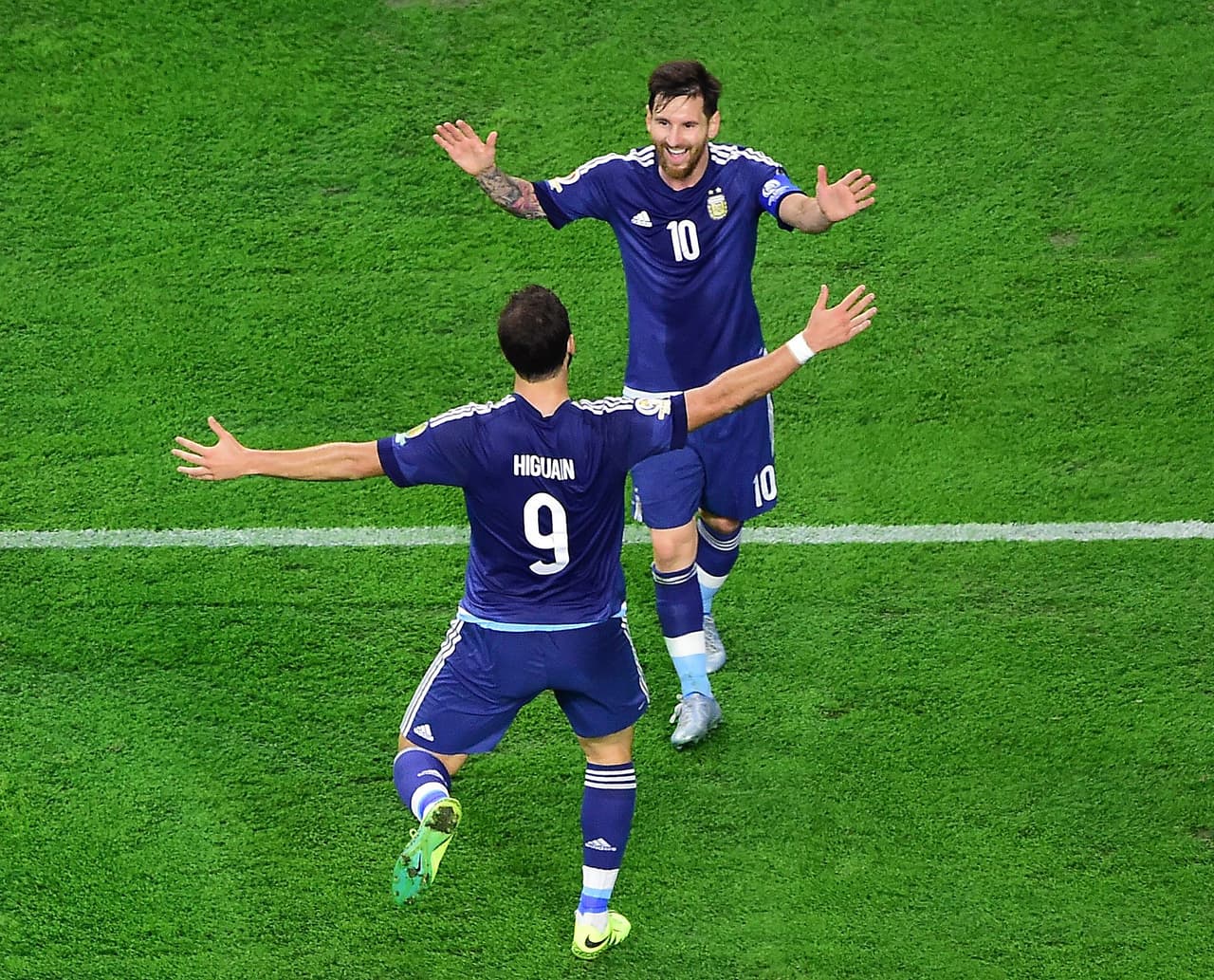 Higuaín celebra con Messi el tercero de Argentina.