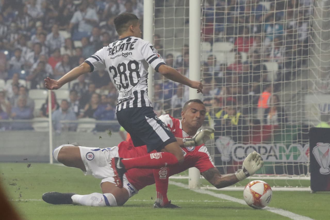 El lateral derecho de los Rayados Edgar Cantú se sumó al ataque en una de las jugadas de peligro de los de casa en los primero 45 minutos, pero Guillermo Allison estuvo al pie del cañón.