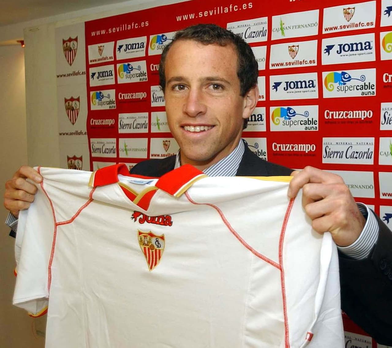 Compartió el vestidor, en ese mismo Sevilla, con el mediocampista mexicano Gerardo Torrado.