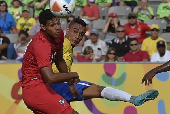La 'Canarinha', que ya estaba clasificada tras golear en sus dos primeros encuentros a Canadá y Perú en el Grupo A, se puso con un 3-0 parcial en los primeros 37 minutos pero se durmió y acabó cediendo un empate que clasifica a la siguiente ronda a los panameños.