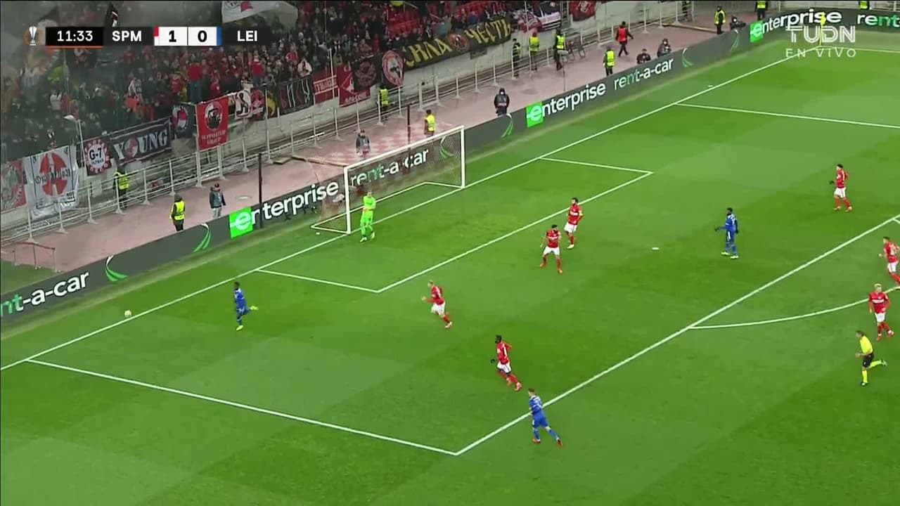 ¡TIRO ATAJADO! disparo por James Maddison.