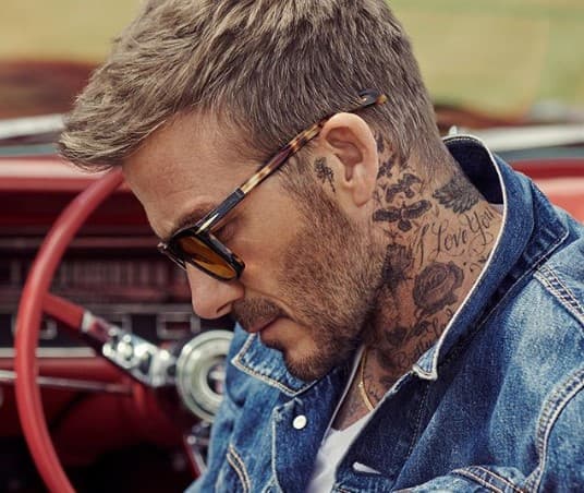 Destacan el Cristo en su costado derecho, el ángel en su brazo, el nombre de su pareja en la mano derecha y el ángel en su espalda con los nombres de sus hijos.