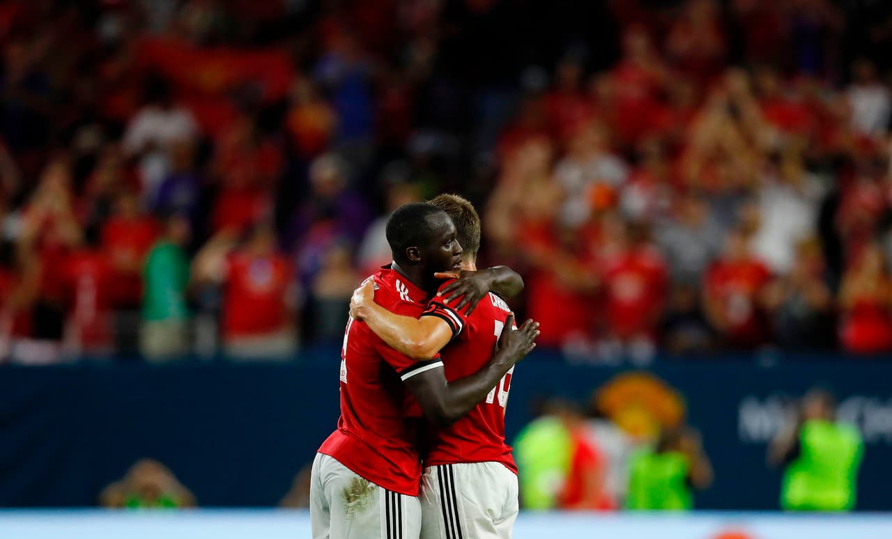 Romelu Lukaku (I) y Michael Carrack.
