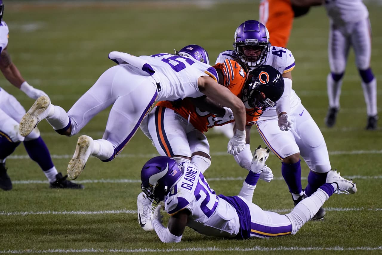 Adam Thielen se encraga de anotar dos touchdowns en la victoria 19-13 sobre los Bears en su propia casa.
