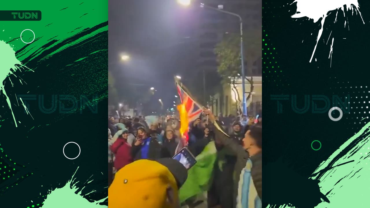 Aficionados argentinos queman bandera de Union Jack previo a las Semifinales de Argentina vs. Inglaterra