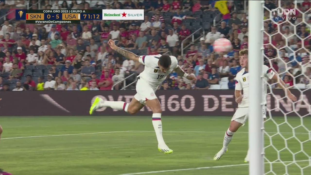 ¿Cómo la falló? Brandon Vázquez remata a quemarropa, pero desviado