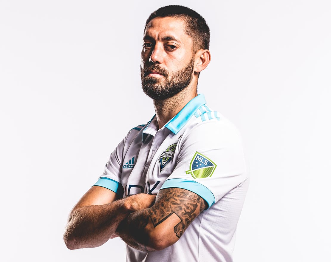 Mientras la aficion de los Sounders espera su regreso definitivo a las canchas, el jugador franquicia Clint Dempsey fue otro de los que no quiso perderse la oportunidad de mostras la nueva casaca de su equipo. (Crédito: Seattle Sounders FC)