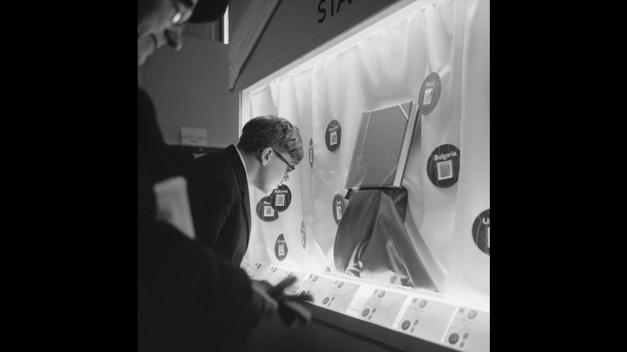 “Se busca a un individuo en particular de unos treinta y tantos años, un metro 77, delgado, tez pálida, labios finos y cabello obscuro”.