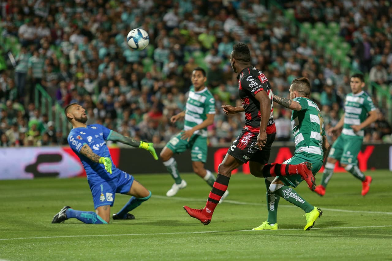 El arquero Jonathan Orozco (izquierda) evitó la derrota de Santos Laguna en un par de ocasiones.