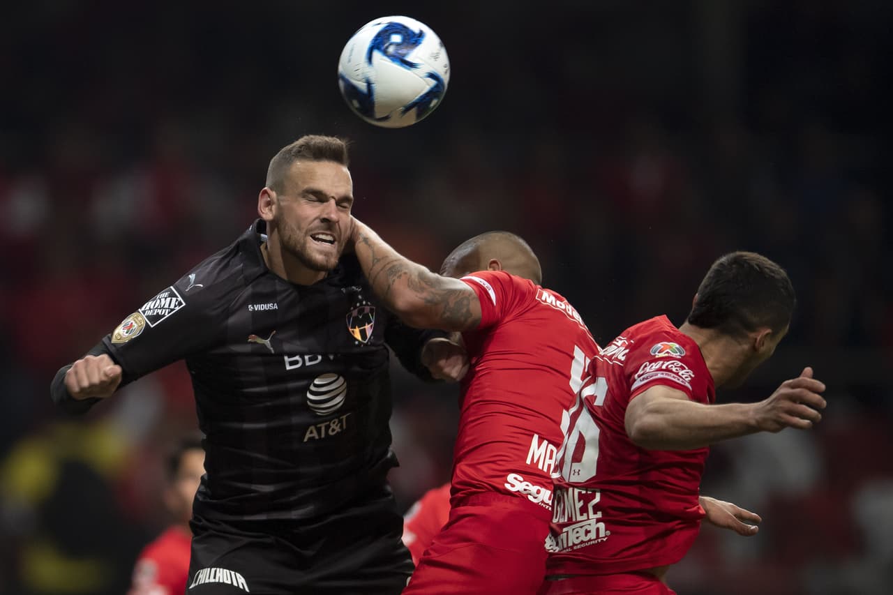 Vincent Janssen gana la bola por arriba pero el reamte sale muy desviado.