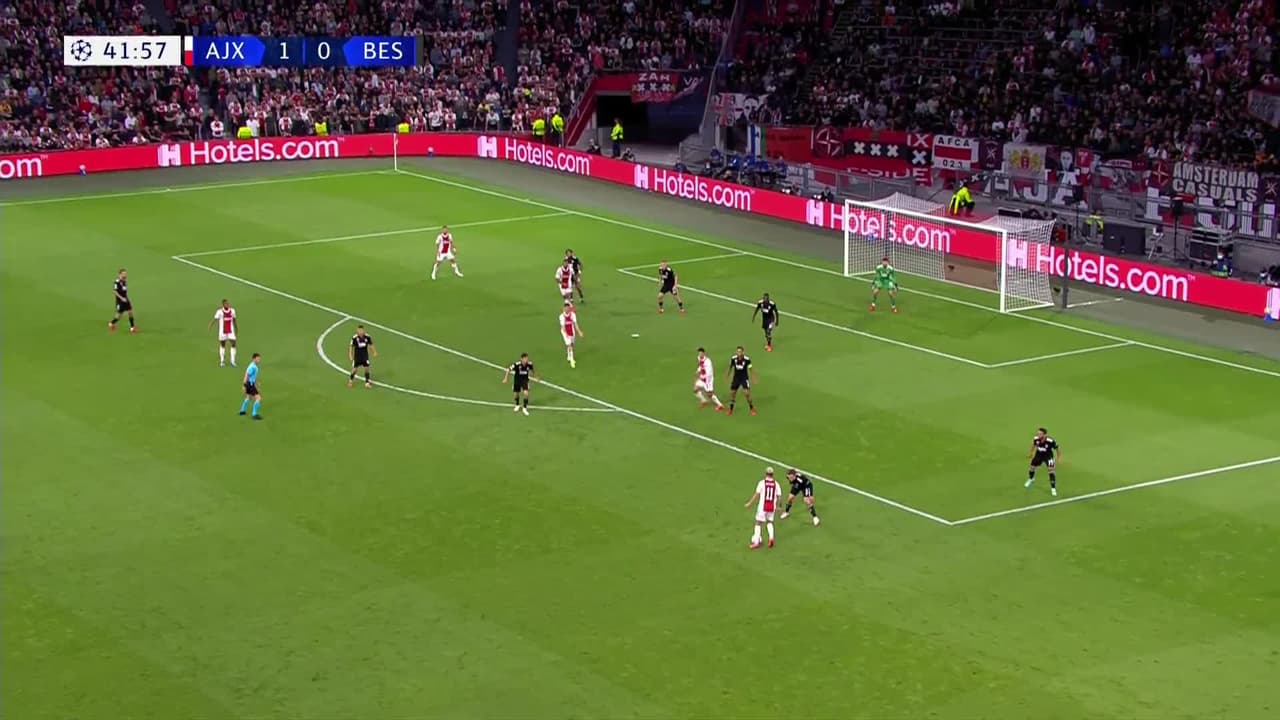 ¡GOL!  anota para Ajax. Sébastien Haller