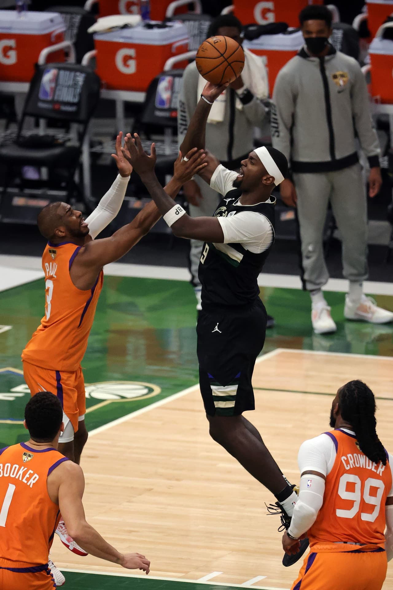 Bobby Portis # 9 de los Milwaukee Bucks dispara contra Chris Paul # 3 de los Phoenix Suns durante la primera mitad del Juego Seis.