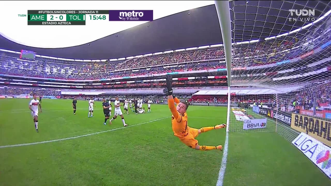 ¡TIRO ATAJADO! disparo por Roger Martínez.