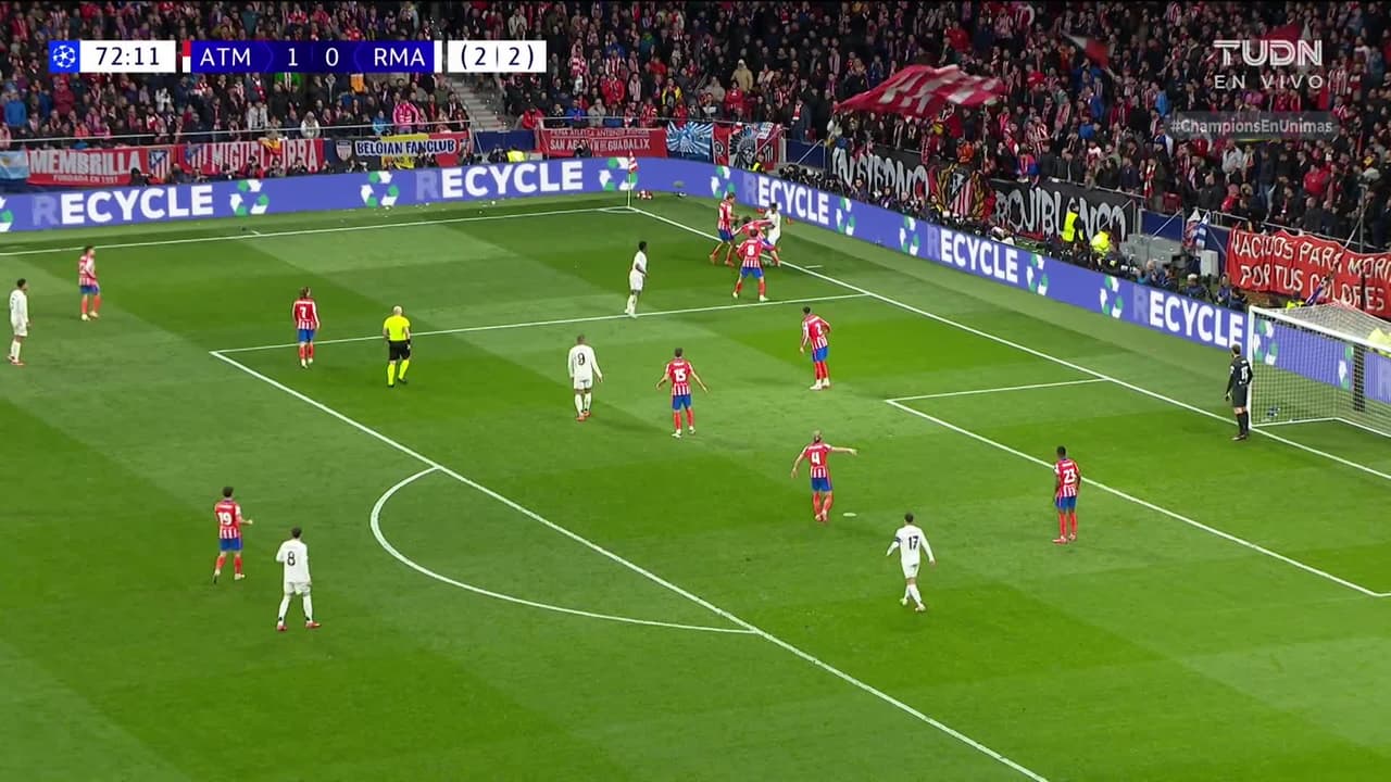 ¡TIRO ATAJADO! disparo por Lucas Vázquez.