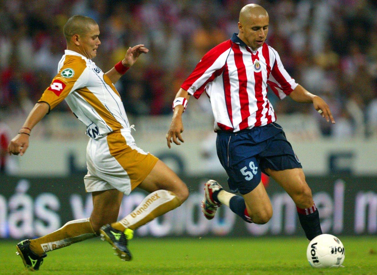 Infinidad de figuras y símbolos universitarios lo han intentado, pero en más de tres décadas y media el conjunto de la UNAM no ha podido salir victorioso cuando visita al Club Deportivo Guadalajara, con quien sostiene una intensa rivalidad desde la final que jugaron en el Clausura 2004, donde Pumas se llevó el título en una dramática tanda de penales.