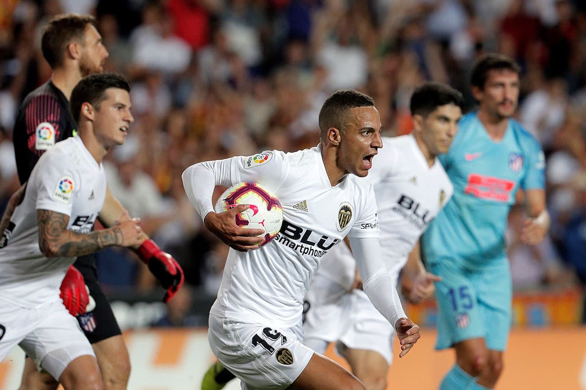 Rodrigo (centro) tuvo más opciones de gol para darle el triunfo a los locales, pero el empate terminó siendo justo resultado para ambos equipos.