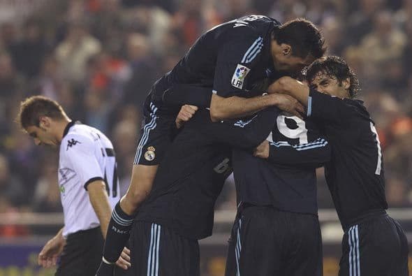 El Real Madrid ganó 3-2, dejó al Valencia atrás en la clasificación y evitó que el Barcelona se alejara.