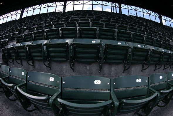 Mientras los ánimos siguen caldeados en Baltimore, los Orioles jugaron contra los Medias Blancas, pero en un estadio vacío, por primera vez en la historia.