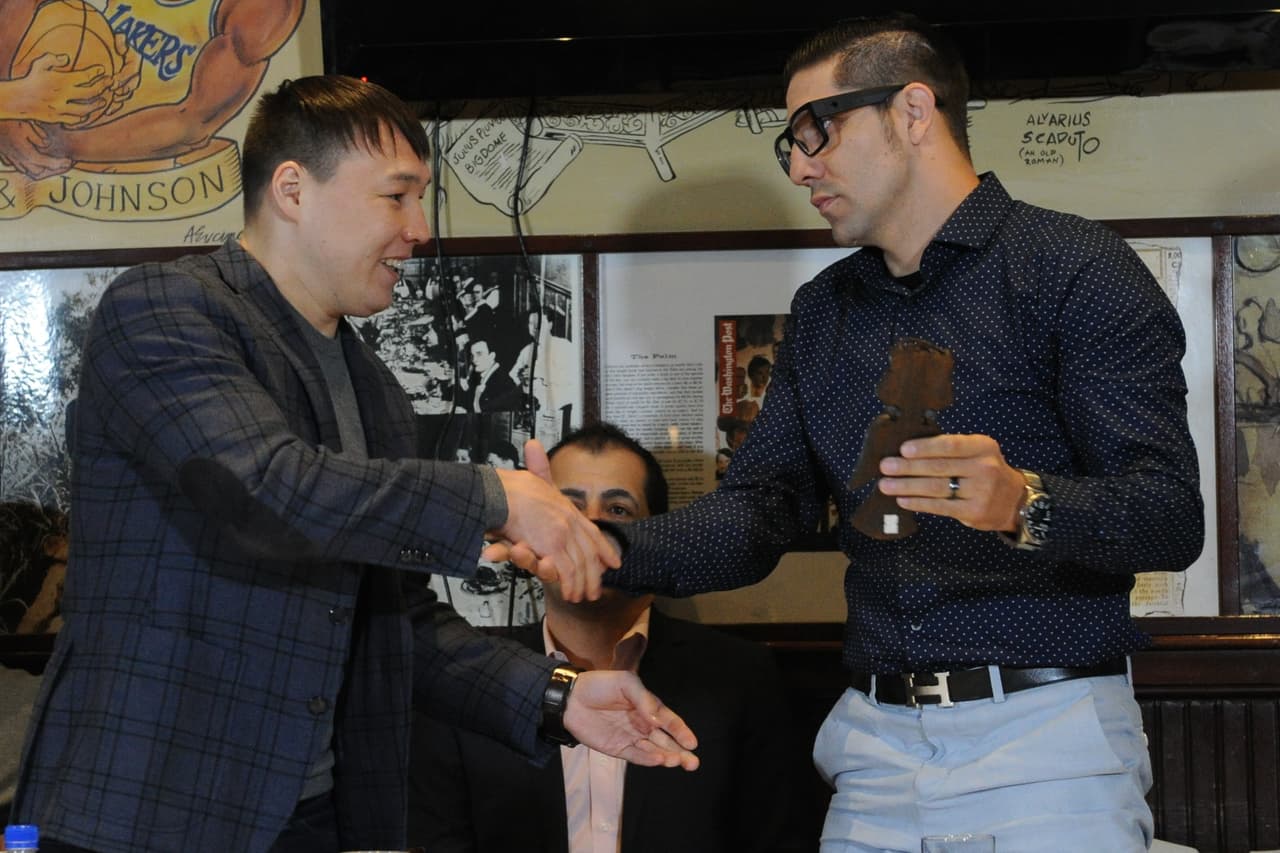 “Les vamos a dar a los fans un gran espectáculo, tipo Gatti-Ward. No esperen menos. Los jueces probablemente no deberían ir. Lo vamos a resolver nosotros mismos”, finalizó.