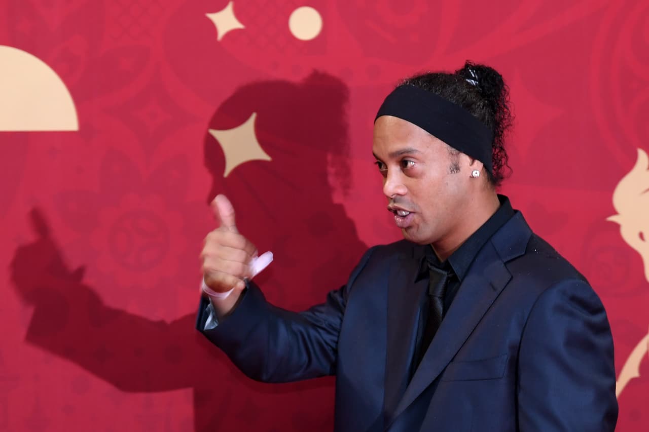 No podía faltar Ronaldinho, quien siempre le puso alegría a su fútbol y quien fue invitado por la FIFA.