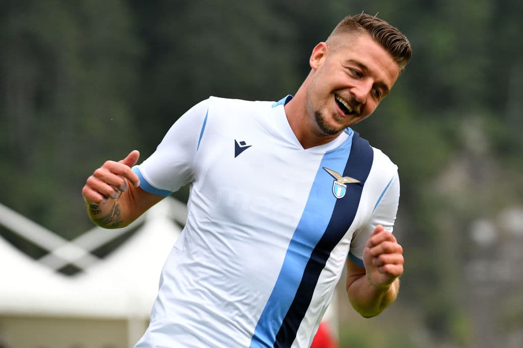 La Lazio habría dado el visto bueno para vender a su estelar mediocampista serbio Sergej Milinković-Savić al
<b> </b>Manchester United, según informa
<i>La Gazzetta dello Sport</i>. Los Red Devils pagarían 75 millones de euros, elevando la cifra hasta 80 millones. El jugador, de 24 años, firmaría por cinco años a razón de 6/7 millones por temporada.